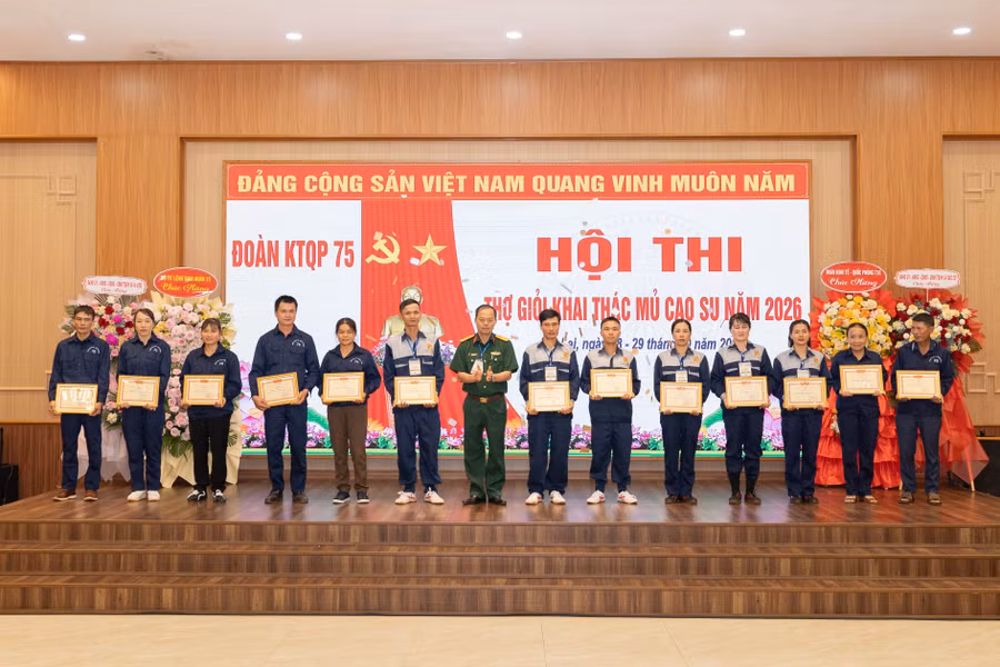 cac-cong-nhan-co-thanh-tich-tieu-bieu-trong-lao-dong-san-xuat-giai-doan-2025-2026-duoc-nhan-khen-thuong.jpg