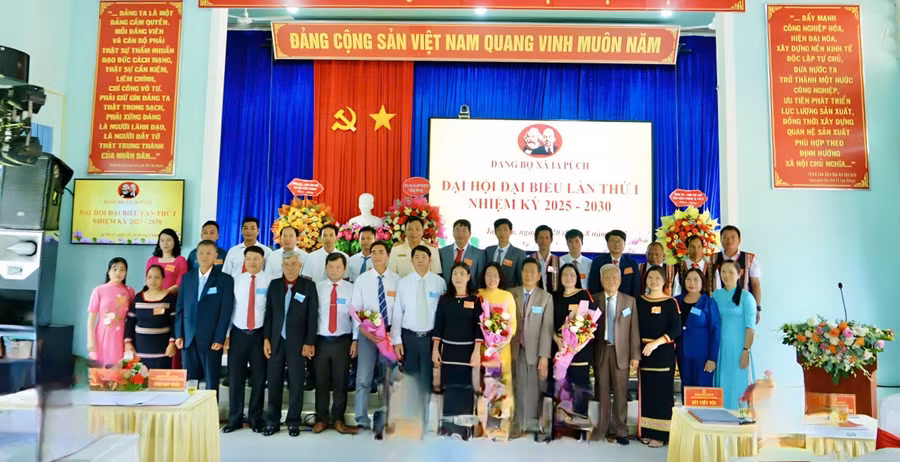 anh-ban-chap-hanh-dang-bo-xa-ia-puch-khoa-i-nhiem-ky-2025-2030-ra-mat-nhan-nhiem-vu.jpg