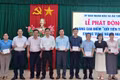 Trao sổ tiết kiệm cho đại diện các cơ quan, đơn vị.