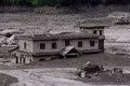 Cảnh tan hoang ở khu vực biên giới Nepal. Ảnh: Reuters