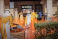 Nhân viên y tế chuyển bệnh nhân Ebola tới trung tâm điều trị tại tỉnh Ituri, CHDC Congo. Ảnh: THX/TTXVN phát