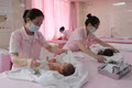 Các y tá chăm sóc trẻ sơ sinh tại một bệnh viện ở tỉnh Quý Châu, Trung Quốc. Ảnh: Tân Hoa Xã