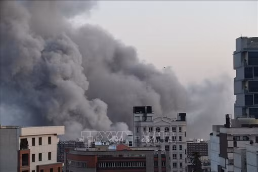 Khói bốc lên sau cuộc không kích tại Tehran, Iran. Ảnh tư liệu: THX/TTXVN