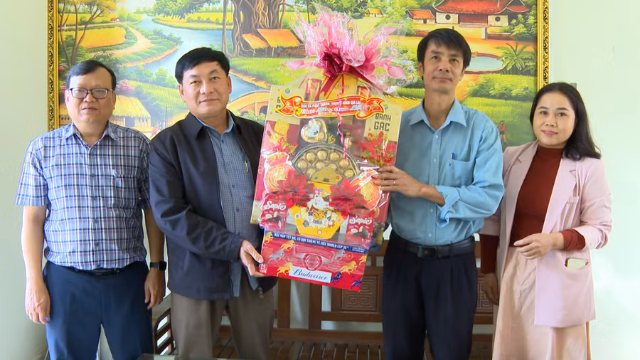 doan-cong-tac-cua-bao-va-phat-thanh-truyen-hinh-gia-lai-tham-va-chuc-tet-dang-uy-hoi-dong-nhan-dan-uy-ban-nhan-dau-uy-ban-mat-tran-to-quoc-xa-uar.jpg