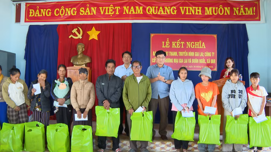dong-chi-huynh-kien-pho-bi-thu-dang-uy-pho-tong-bien-tap-bao-va-phat-thanh-truyen-hinh-gia-lai-tang-qua-ba-con-buon-ngol.jpg