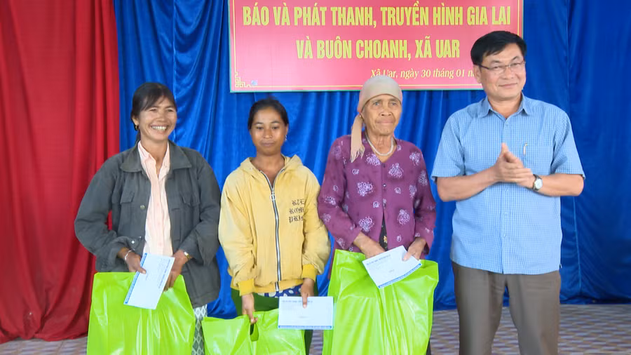 dong-chi-huynh-kien-pho-bi-thu-dang-uy-pho-tong-bien-tap-bao-va-phat-thanh-truyen-hinh-gia-lai-tang-qua-ba-con-buon-choanh.jpg
