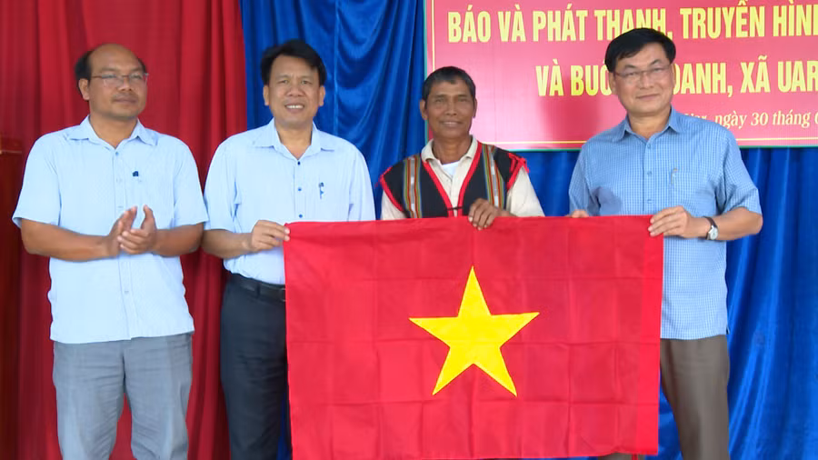 dong-chi-huynh-kien-pho-bi-thu-dang-uy-pho-tong-bien-tap-bao-va-phat-thanh-truyen-hinh-gia-lai-va-lanh-dao-xa-uar-tang-co-to-quoc-cho-dai-dien-buon-choanh.jpg