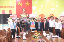 Phó Bí thư Thường trực Tỉnh ủy Rah Lan Chung thăm và chúc mừng Trường Phổ thông Dân tộc nội trú THPT số 2 tỉnh Gia Lai