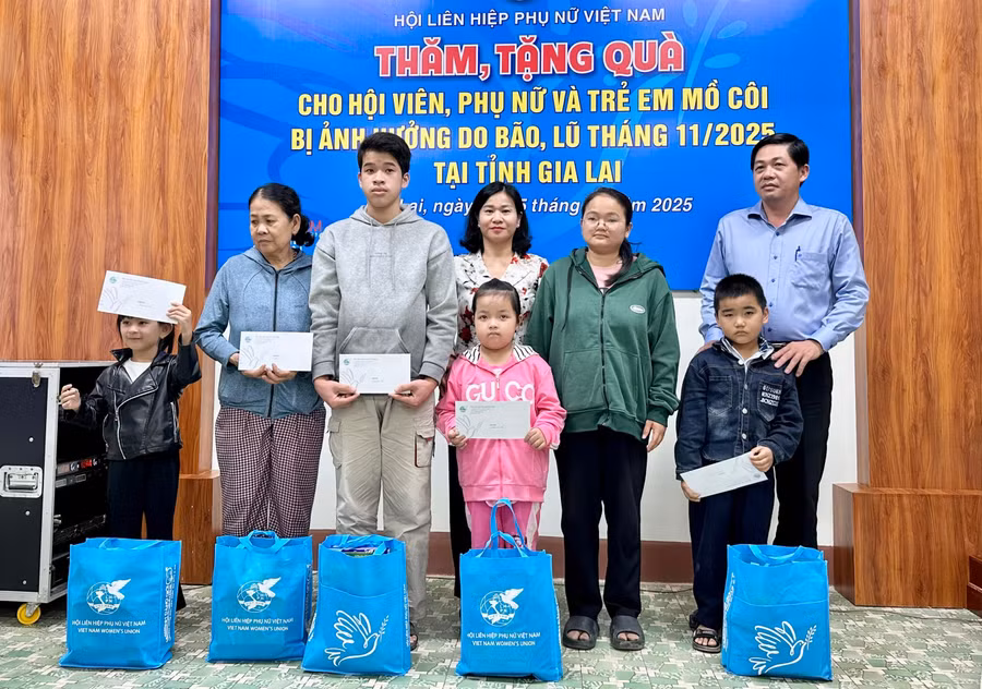 trao-ho-tro-cho-tre-em-bi-anh-huong-thien-tai.jpg