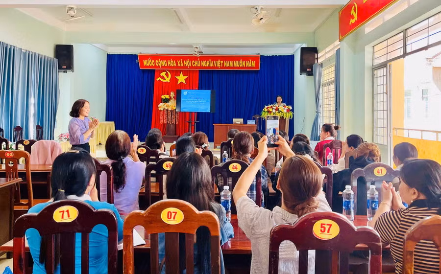 phu-nu-tuyen-truyen-bau-cu.jpg