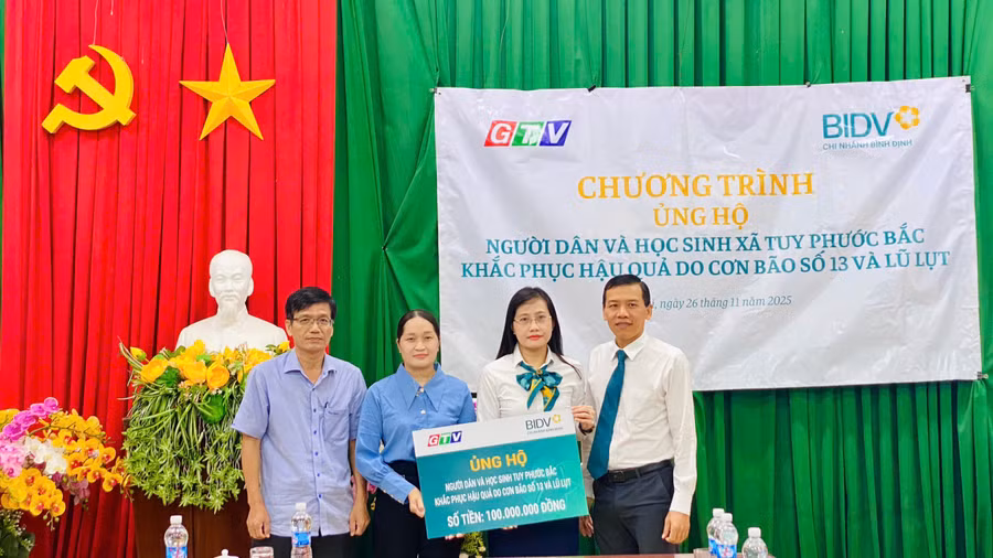 bidv-trao-bieu-trung-ho-tro-thien-tai-cho-xa-tuy-phuoc-bac.jpg