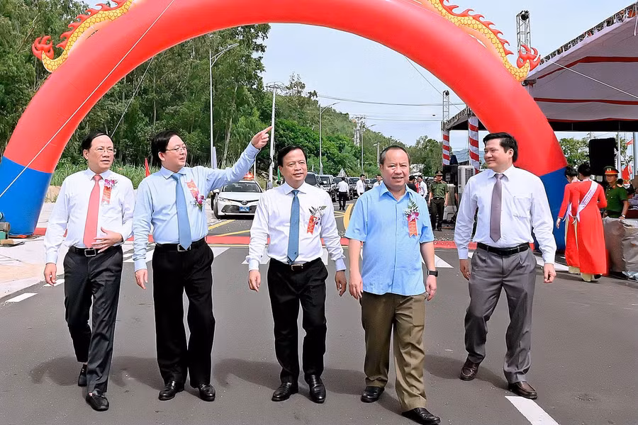 gen-h-cac-dai-bieu-tham-quan-con-duong-tai-le-khanh-thanh.jpg