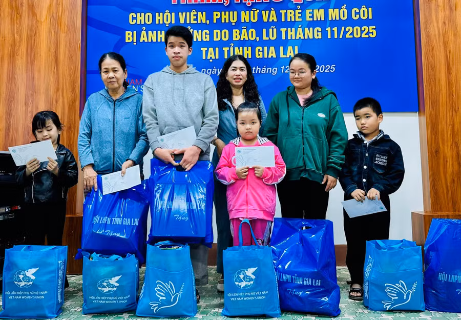hoi-lhpn-tinh-tang-qua-cho-tre-em-bi-anh-huong-thien-tai.jpg