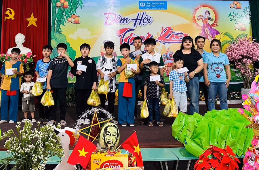 cac-em-truong-thanh-tro-ve-lang-sos.jpg