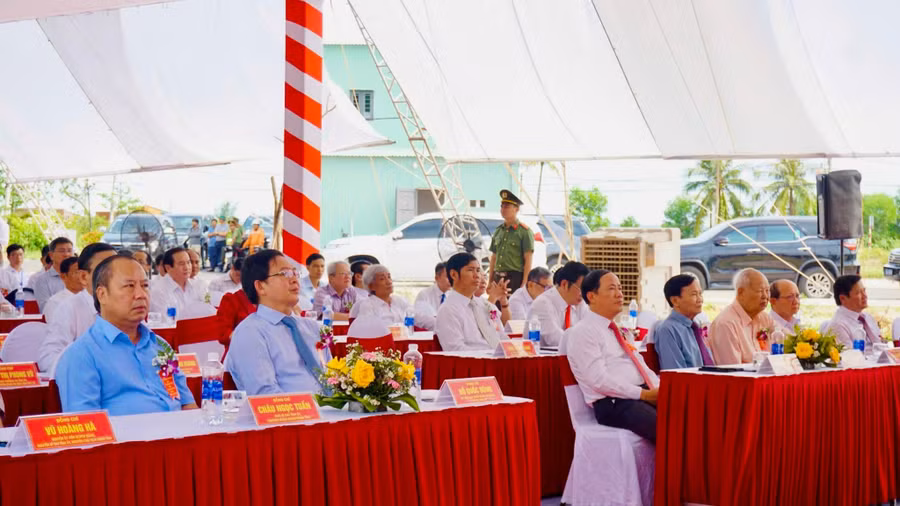 cac-dai-bieu-tham-du-le-khanh-thanh.jpg