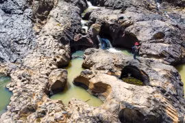 Kỳ quan đá cổ trên dòng Ayun