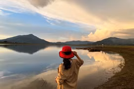 Biển Hồ chuyển sắc trong hoàng hôn