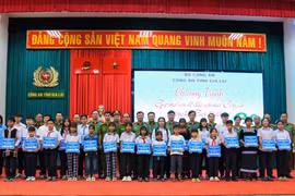 Tặng 28 sổ tiết kiệm cho con đỡ đầu, con nuôi Công an tỉnh Gia Lai