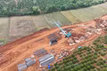Thi công cầu vượt thuộc Dự án thành phần 3, dự án đường bộ cao tốc Quy Nhơn - Pleiku, đoạn qua địa bàn xã Ia Băng.