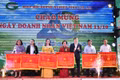 Phó Chủ tịch UBND tỉnh Nguyễn Tuấn Anh trao Cờ thi đua của UBND tỉnh cho 8 tập thể có thành tích xuất sắc, toàn diện nhiệm vụ công tác, dẫn đầu phong trào thi đua cụm khối năm 2023. Ảnh Đức Thụy 