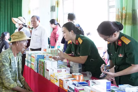 Khám bệnh, cấp thuốc miễn phí cho gần 150 người dân xã Ia Hrung