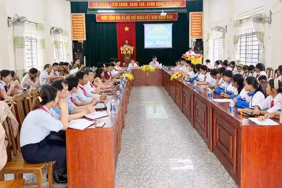 Đại biểu HĐND xã Ia Phí đối thoại với trẻ em