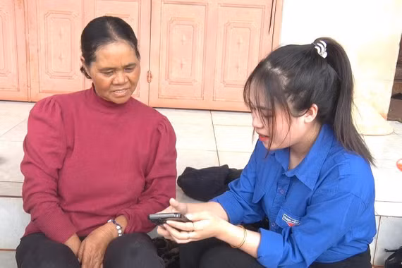 Cán bộ hướng dẫn người dân xã Chư Păh ứng dụng kỹ năng số và thanh toán không dùng tiền mặt