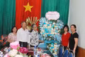 Đồng chí Nguyễn Thị Thanh Lịch–Tỉnh ủy viên, Phó Chủ tịch UBND tỉnh Gia Lai tặng hoa chúc mừng Ban Đại diện Hội Người cao tuổi tỉnh Gia Lai.