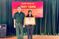 Đại diện Trung đoàn 28 trao bằng khen của Trung ương Đoàn cho đại diện gia đình Thượng sĩ Kpă Thiêp.