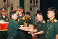 Trung tướng Lê Minh Quang, Bí thư Đảng ủy, Chính ủy Quân đoàn 34 trao Bằng khen cho các tập thể.