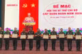 Lãnh đạo Quân đoàn 34 trao thưởng cho các cá nhân đạt giải cao tại hội thi.