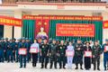 Ban Chỉ đạo diễn tập tỉnh biểu dương, tặng quà các lực lượng tham gia thực binh. Ảnh: N.T