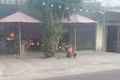 Người đàn ông phóng hỏa đốt nhà rồi ôm người phụ nữ đứng giữa đám cháy để tự sát.