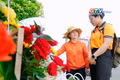 Thị trường hoa 20-10: Nhộn nhịp, đa dạng chủng loại