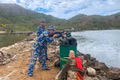 Hải đoàn Biên phòng 48 kiểm tra bắn đạn thật súng tiểu liên AK-47. 
