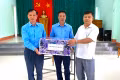 Huyện Đak Pơ thăm hỏi, tặng quà Đội K52. Ảnh: Ngọc Minh