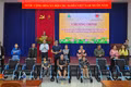 Người khuyết tật và đại diện các gia đình người khuyết tật được nhận xe lăn