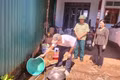 Cán bộ Trung tâm Kiểm soát bệnh tật Gia Lai hướng dẫn người dân các biện pháp phòng, chống SXH. Ảnh: ĐVCC