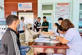Bệnh viện Quân y 211 khám sức khỏe, cấp thuốc miễn phí cho 374 người cao tuổi