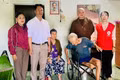Hội Chữ thập đỏ xã Kông Bơ La trao tặng xe lăn đến các hộ nghèo, gia đình chính sách. Ảnh: Thúy An