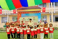 Đại diện Ban tổ chức trao 540 suất quà, học bổng cho học sinh có hoàn cảnh khó khăn xã Krong. Ảnh: Hà Cát