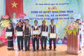 Chủ tịch UBND huyện Chư Prông Vũ Đình Hạnh tặng giấy khen cho 5 cá nhân có thành tích, đóng góp trong xây dựng làng Gà đạt chuẩn nông thôn mới năm 2024. Ảnh: Rơ Lan Viện