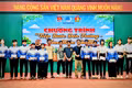 Trao 100 suất quà, tiếp sức học sinh vùng khó