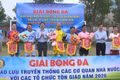 Ban tổ chức tặng hoa và cờ lưu niệm cho các đội bóng tham dự giải.