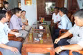 Lãnh đạo phường Hoài Nhơn Đông thăm hỏi sức khỏe 3 thuyền viên gặp nạn trên biển khi làm việc trên tàu cá QNa 90859-TS.