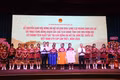 Lãnh đạo Tập đoàn Hoàng Anh Gia Lai (thứ 6 bên phải) và Chủ tịch UBND tỉnh Gia Lai Phạm Anh Tuấn (thứ 7 bên trái) trao áo đấu mới cho các cầu thủ sang lễ chuyển giao. Ảnh: T.L