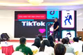 Tiktoker-Nhà sáng tạo nội dung Trần Việt Anh sở hữu kênh TikTok “Anh bộ đoại” chia sẻ kinh nghiệm trong livestream. Ảnh: V.T