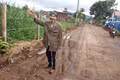 Người dân xã Ia Khươl tự nguyện di dời hàng rào bàn giao mặt bằng mở đường giao thông