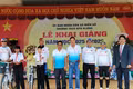 CLB Xe đạp Đại Đoàn Kết Gia Lai tặng quà cho học sinh khó khăn xã Biển Hồ