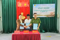 Đại diện Công an xã Ayun, Bệnh viện Mắt Cao Nguyên ký kết biên bản kết nghĩa với làng Bông Pim (xã Ayun). 